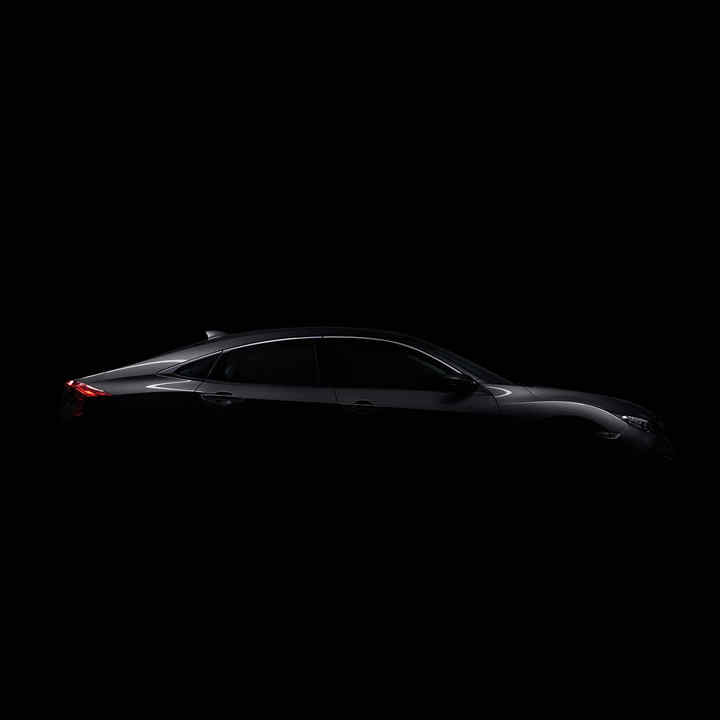 Przyciemniona Honda Civic 4D - widok z profilu.