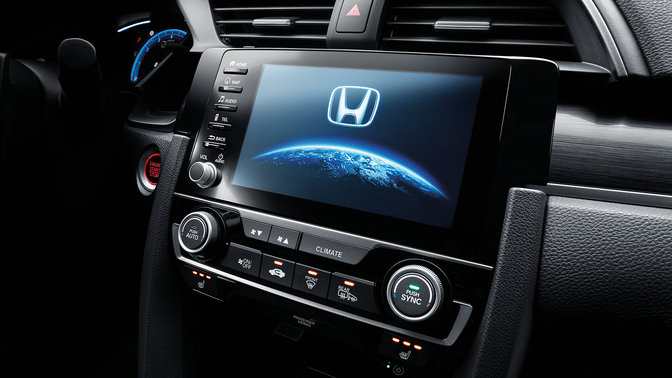 Zbliżenie na deskę rozdzielczą Hondy Civic i funkcję Honda Connect.