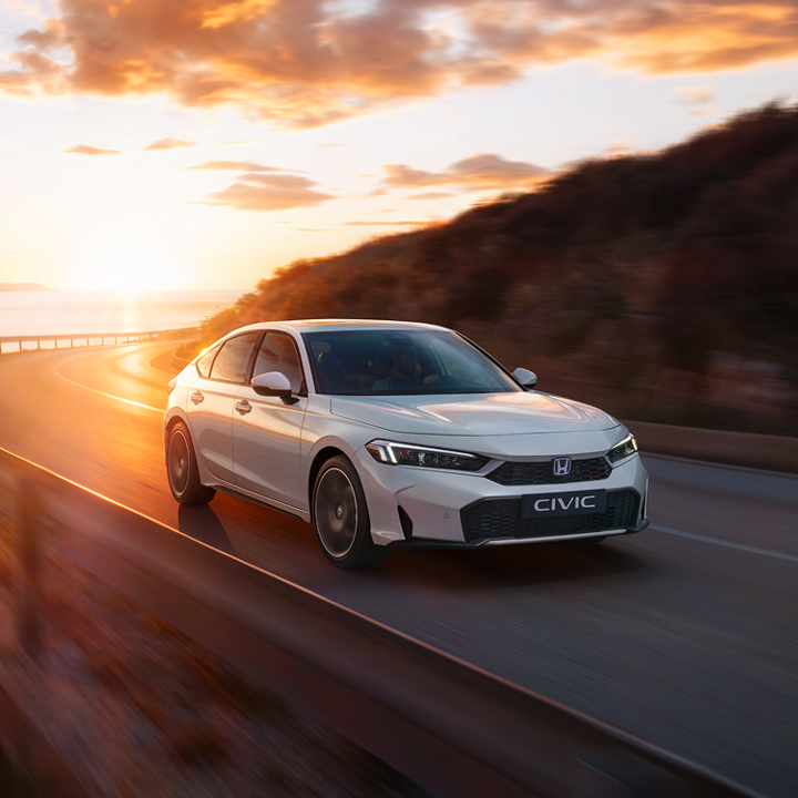 Honda Civic Hybrid jadąca po autostradzie.