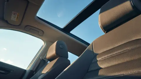 Hybrydowy SUV CR-V - zdjęcie wnętrza z widocznym panoramicznym szklanym dachem.
