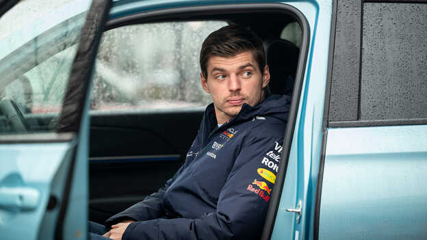 Max Verstappen siedzi wewnątrz zaparkowanej niebieskiej Hondy eny1.