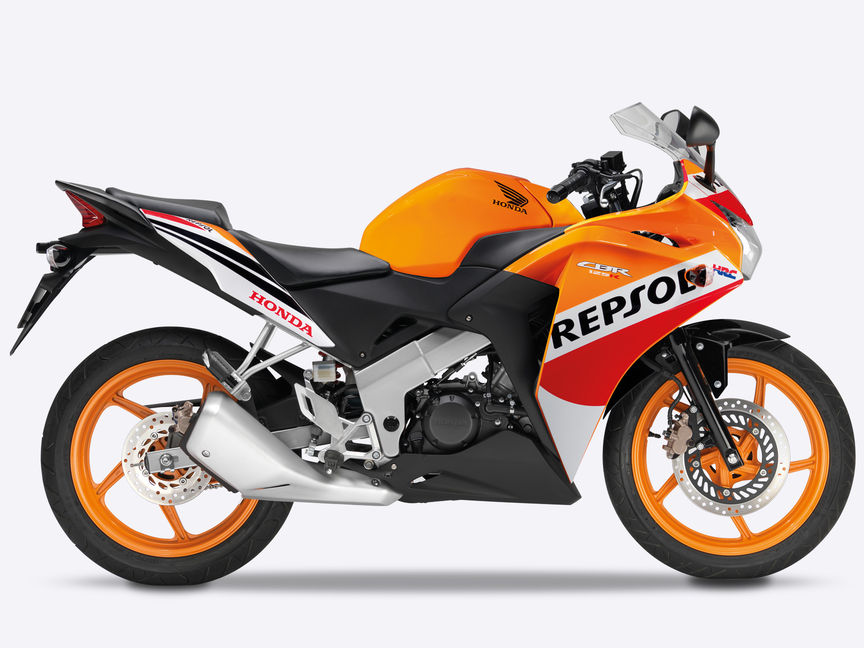 Czerwony CBR125 skierowany w prawo