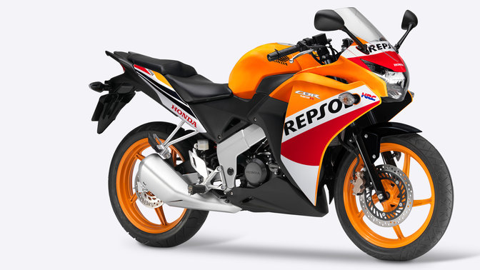 Widok 3/4 boku czerwonej CBR125 skierowanej w prawo