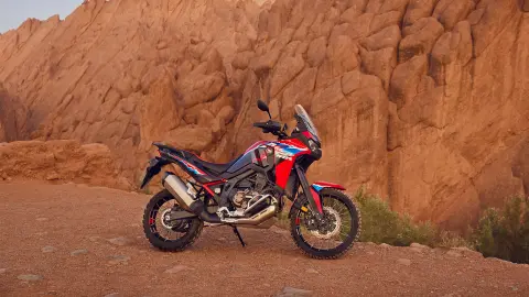 Motocykl CRF1100L Africa Twin zaparkowany na pustyni.
