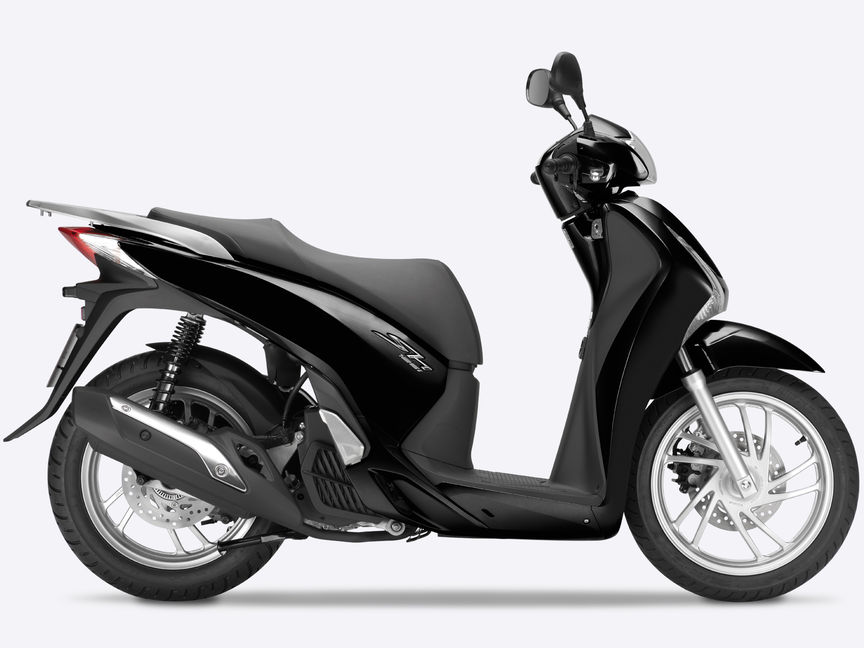 Honda SH125i - widok przedstawiający czarny skuter z prawej strony.