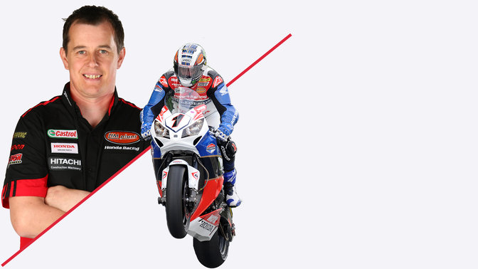 Dzielone zdjęcie: portret Johna McGuinessa, ujęcie przedstawiające McGuinessa jadącego na tylnym kole Hondy Fireblade z przedniej perspektywy!