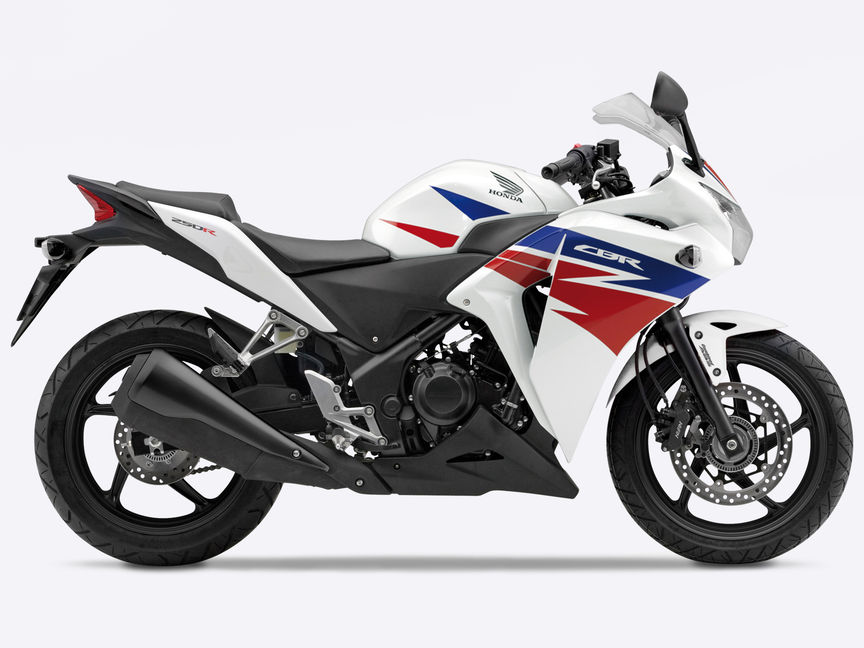 Honda CBR250R – czerwono-biały motocykl z prawej strony.