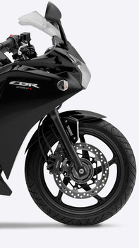 Honda CBR250R – przednia część motocykla z profilu.