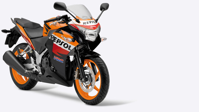 Honda CBR250R – motocykl w barwach Repsol z przedniej perspektywy.