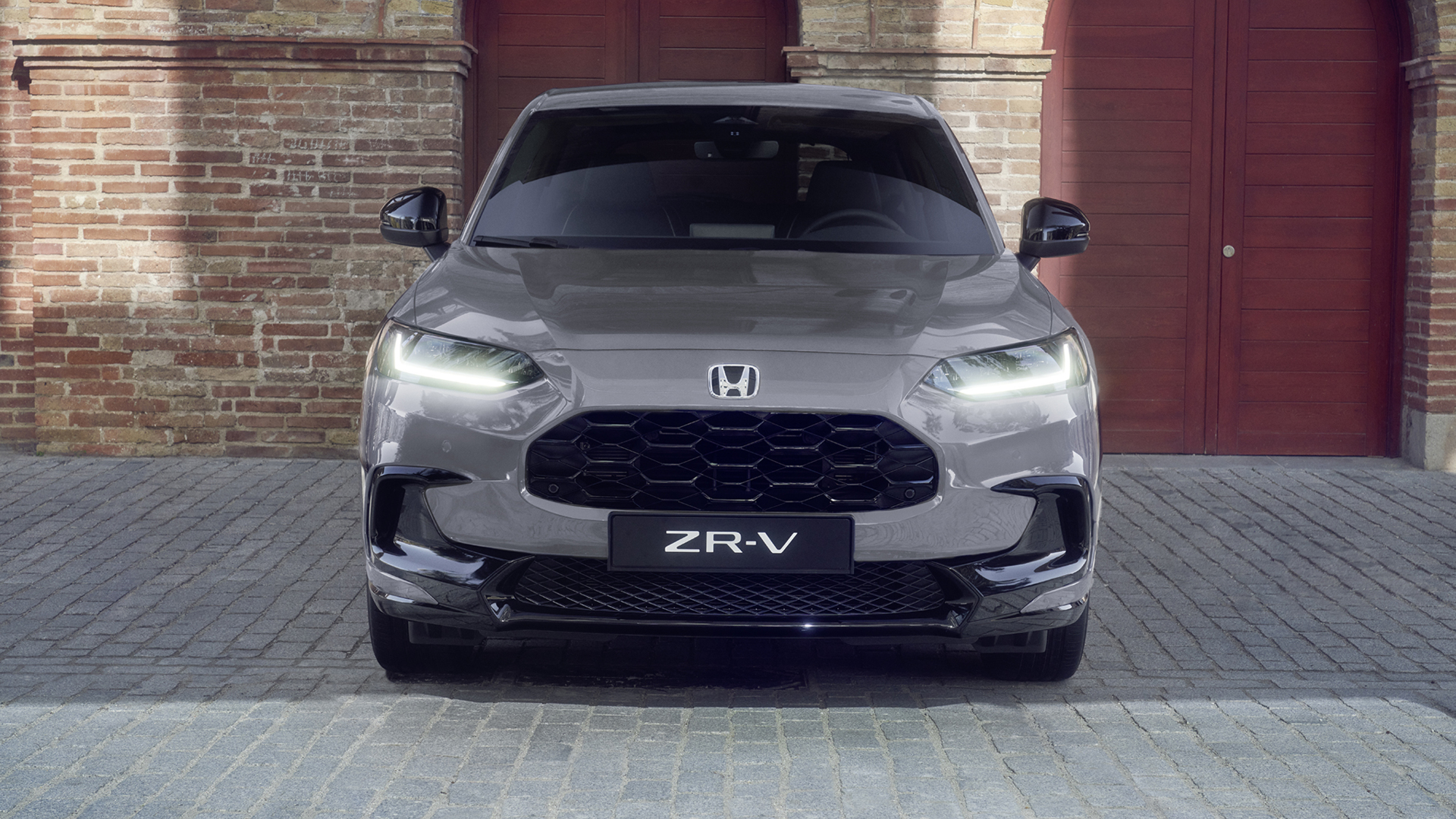 Szara Honda ZR-V na podjeździe