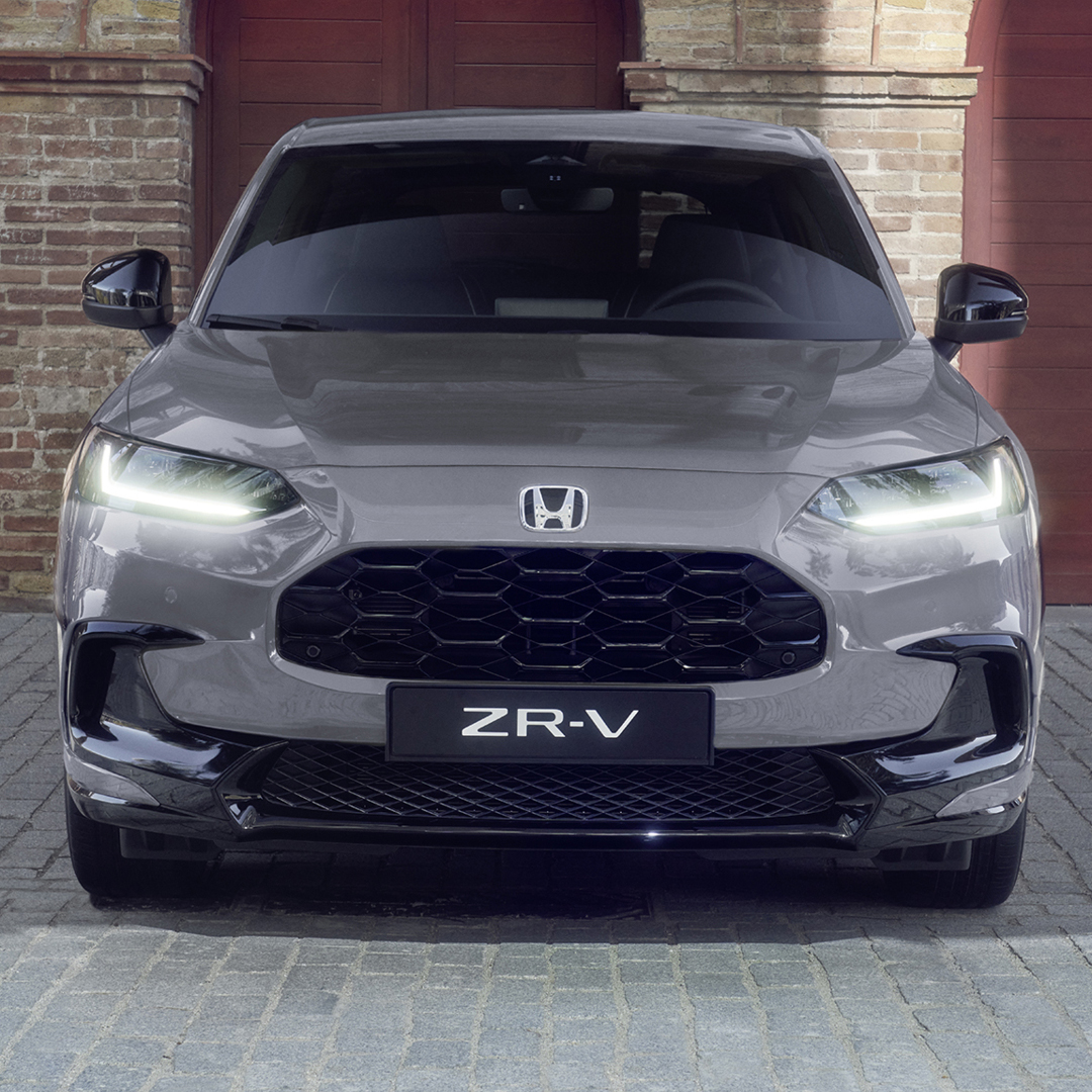 Szara Honda ZR-V na podjeździe