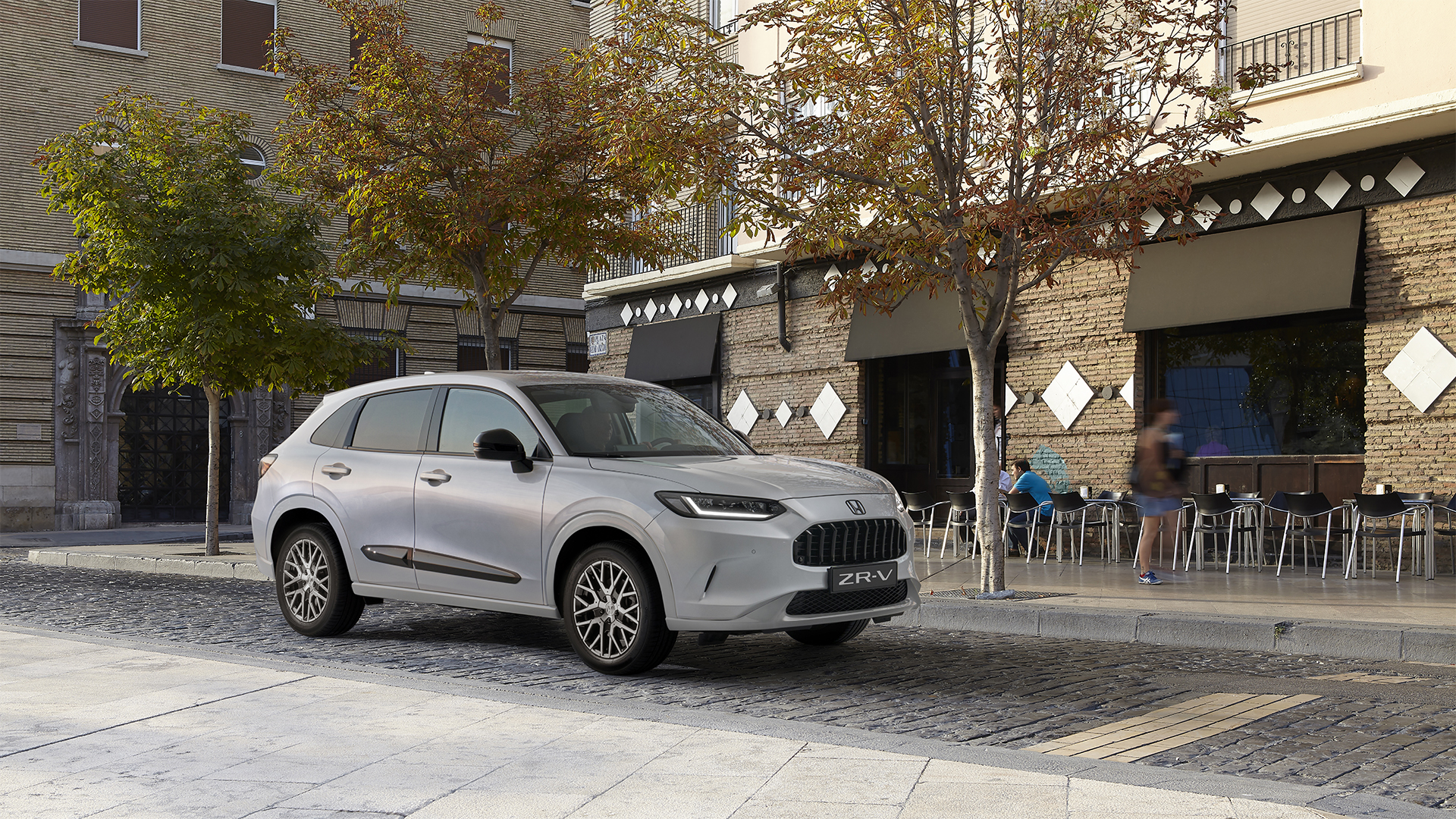 Biała Honda ZR-V zaparkowana przed restauracją