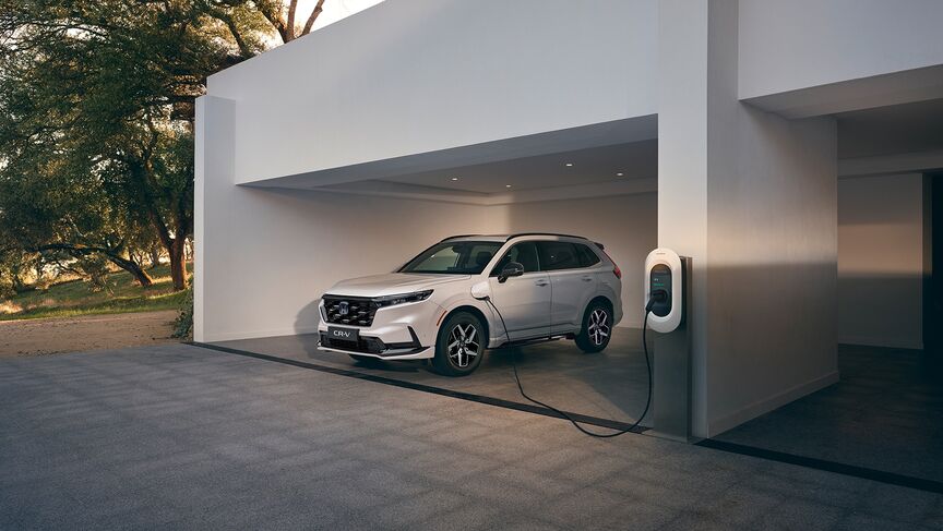 Samochód Honda zaparkowany pod wiatą