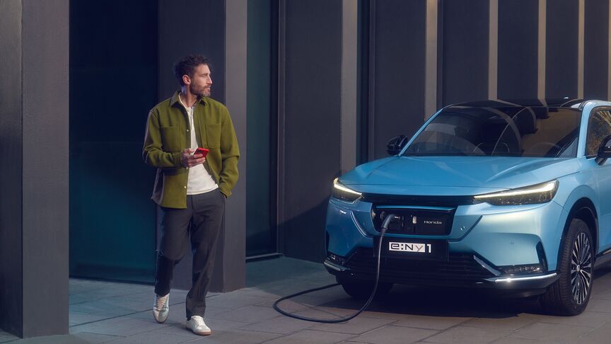 Samochód Honda zaparkowany pod wiatą
