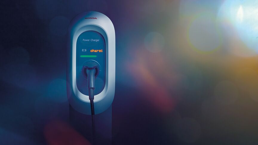 Samochód Honda zaparkowany pod wiatą