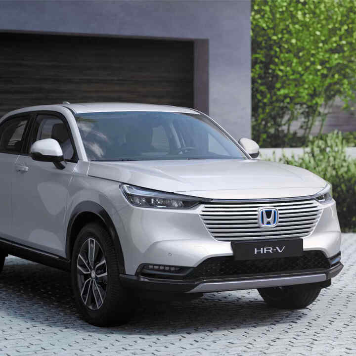 Widok z przodu na Hondę HR-V zaparkowaną na podjeździe.