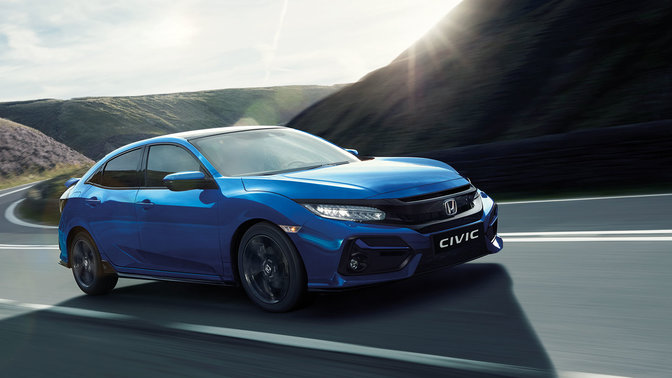 Honda Civic - widok z przedniej perspektywy przedstawiający samochód w mieście