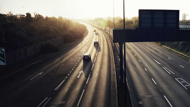 Widok przedstawiający autostradę o zachodzie słońca