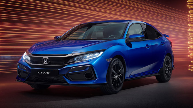 Niebieska Honda Civic z czarnymi felgami z przedniej perspektywy.
