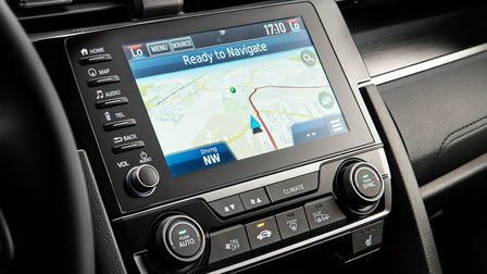 Zbliżenie na system Honda Connect z nawigacją satelitarną Garmin.