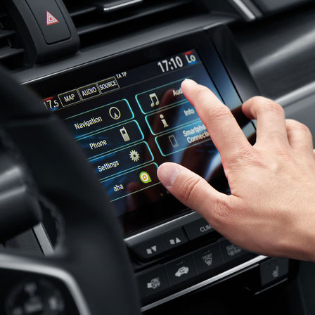 Zbliżenie systemu informacyjno-rozrywkowego Honda CONNECT.