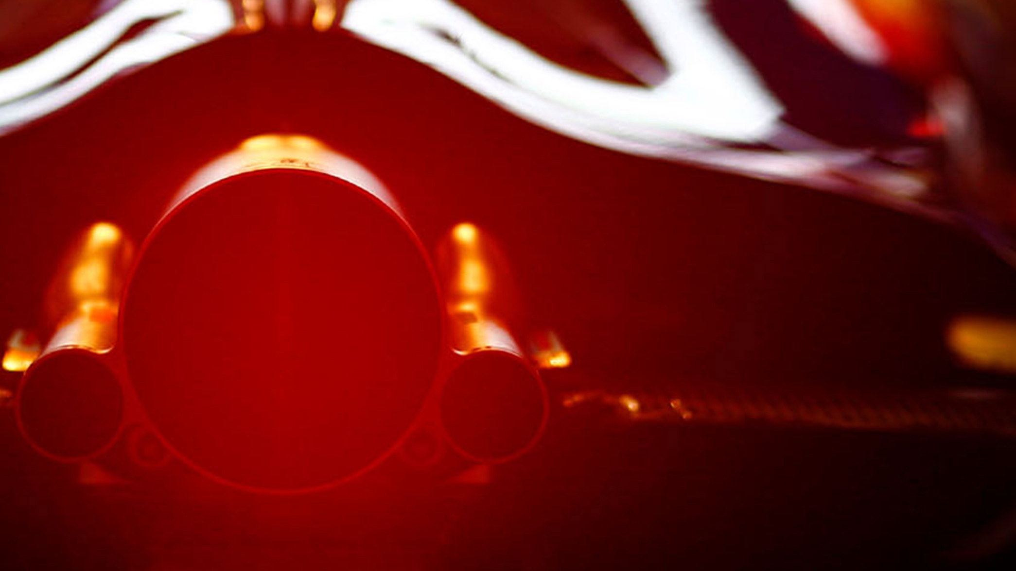 Zbliżenie na silnik Hondy w bolidzie F1.