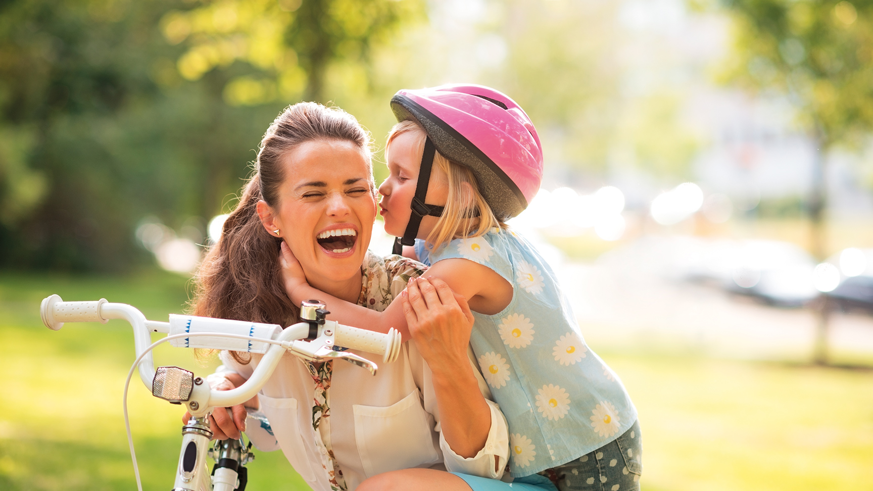 Kobieta i dziecko wspólnie bezpiecznie korzystający z drogi