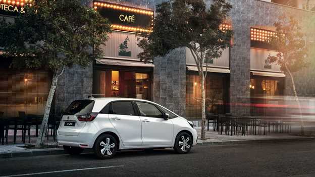 Widok z tyłu na Hondę Jazz Hybrid zaparkowaną przed kawiarnią