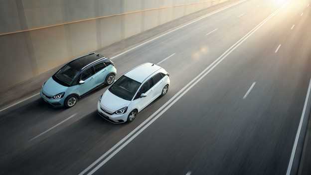 Honda Jazz i Honda Crosstar jadące obok siebie