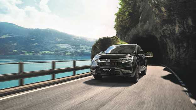 Widok z przodu z boku na Hondę CR-V Hybrid