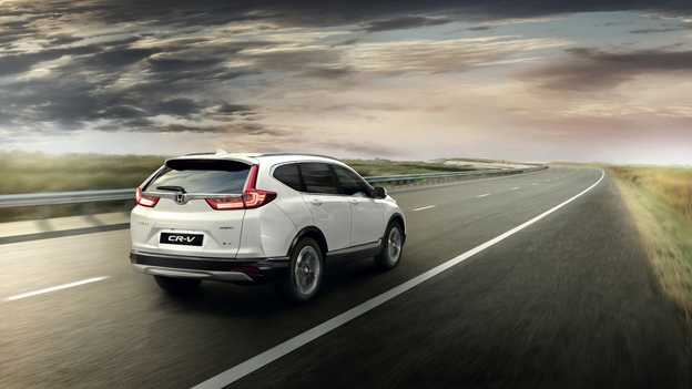 Widok z tyłu z boku na Hondę CR-V Hybrid