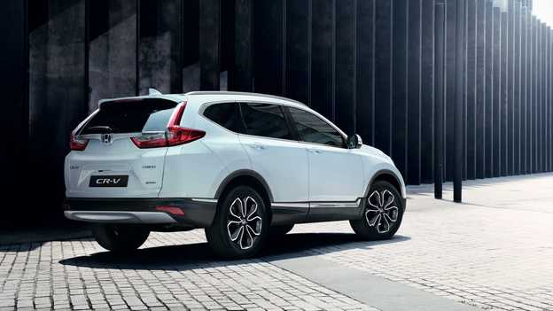 Widok z tyłu na Hondę CR-V Hybrid zaparkowaną na ulicy