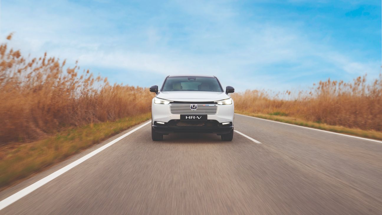 Biała Honda HR-V na drodze