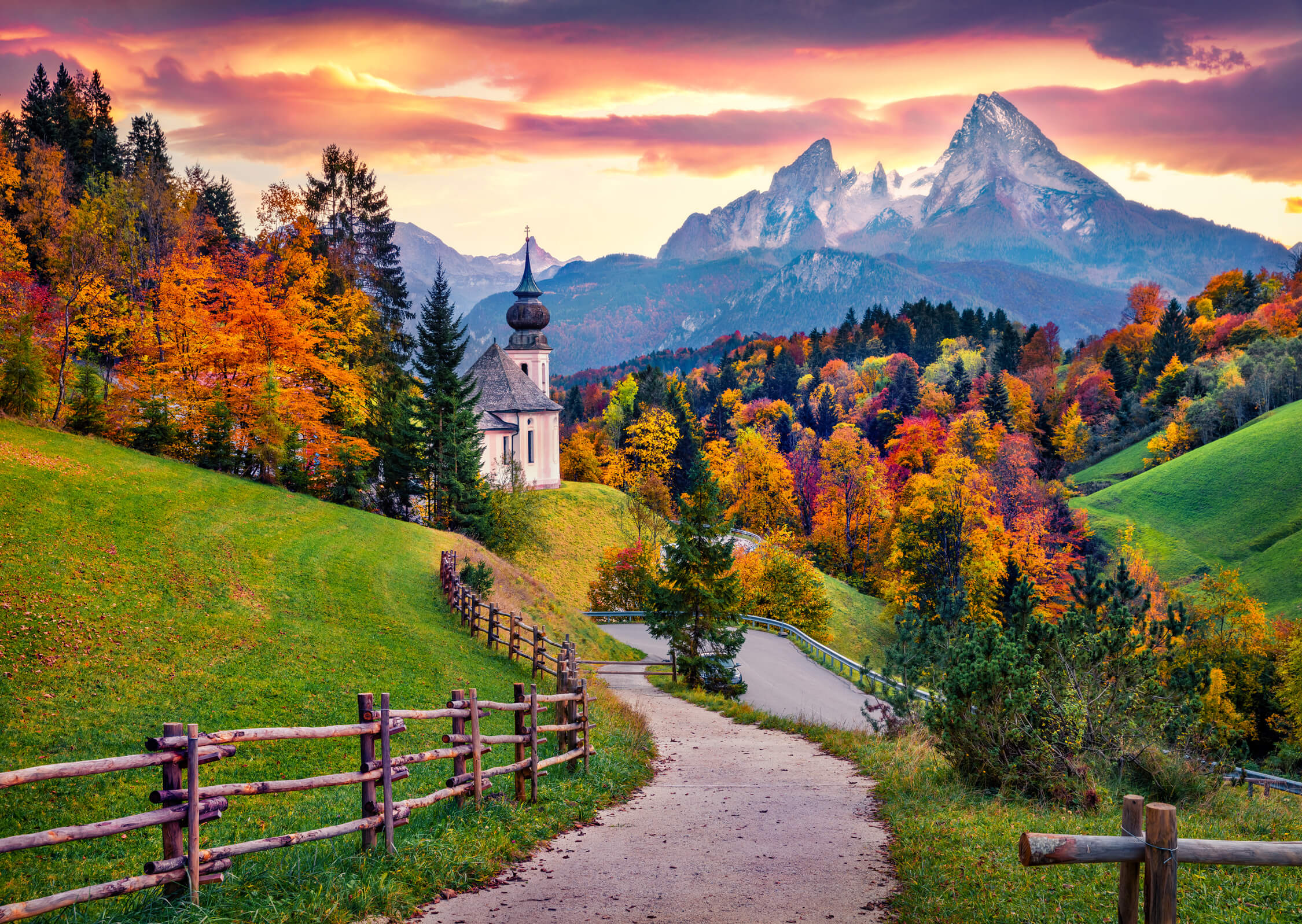 Kościół w Maria Gern w parku narodowym Berchtesgaden, ukryty wśród gór w Bawarii, Niemcy
