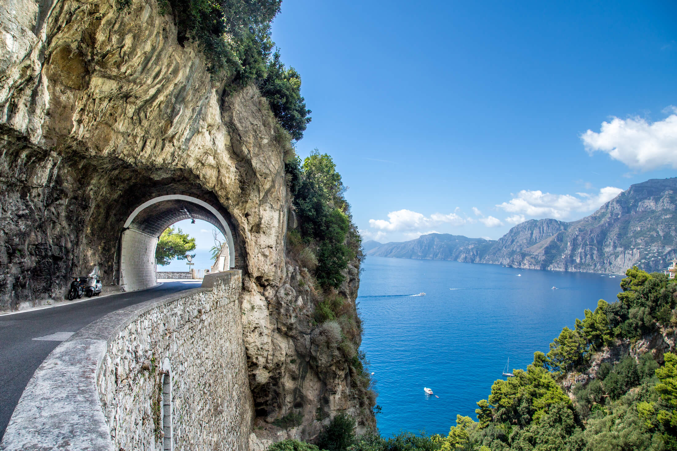Droga wcinająca się w klify na włoskim Wybrzeżu Amalfitańskim