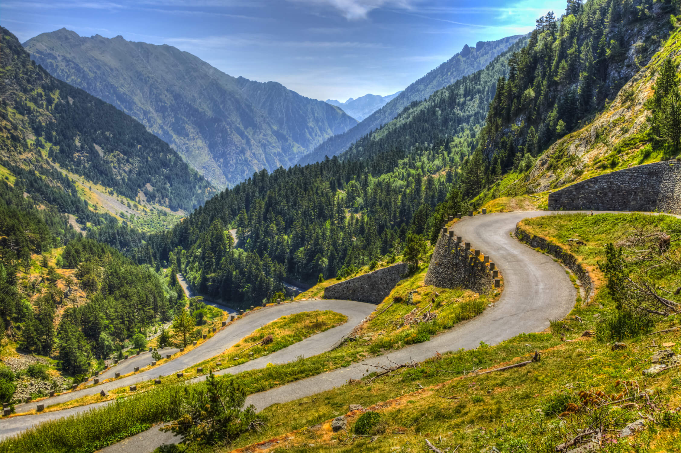 Kręta droga w Pirenejach