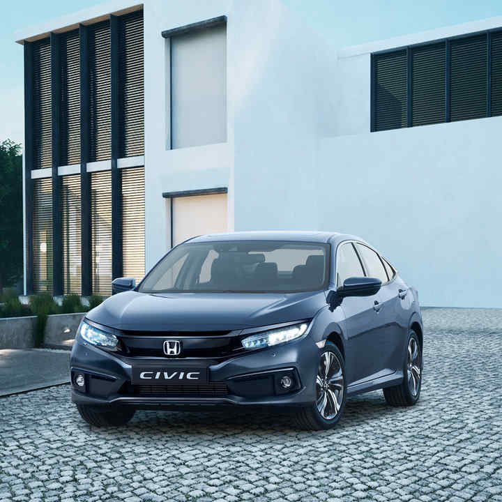 Honda Civic 4D - widok przedstawiający samochód na posesji z przedniej perspektywy.