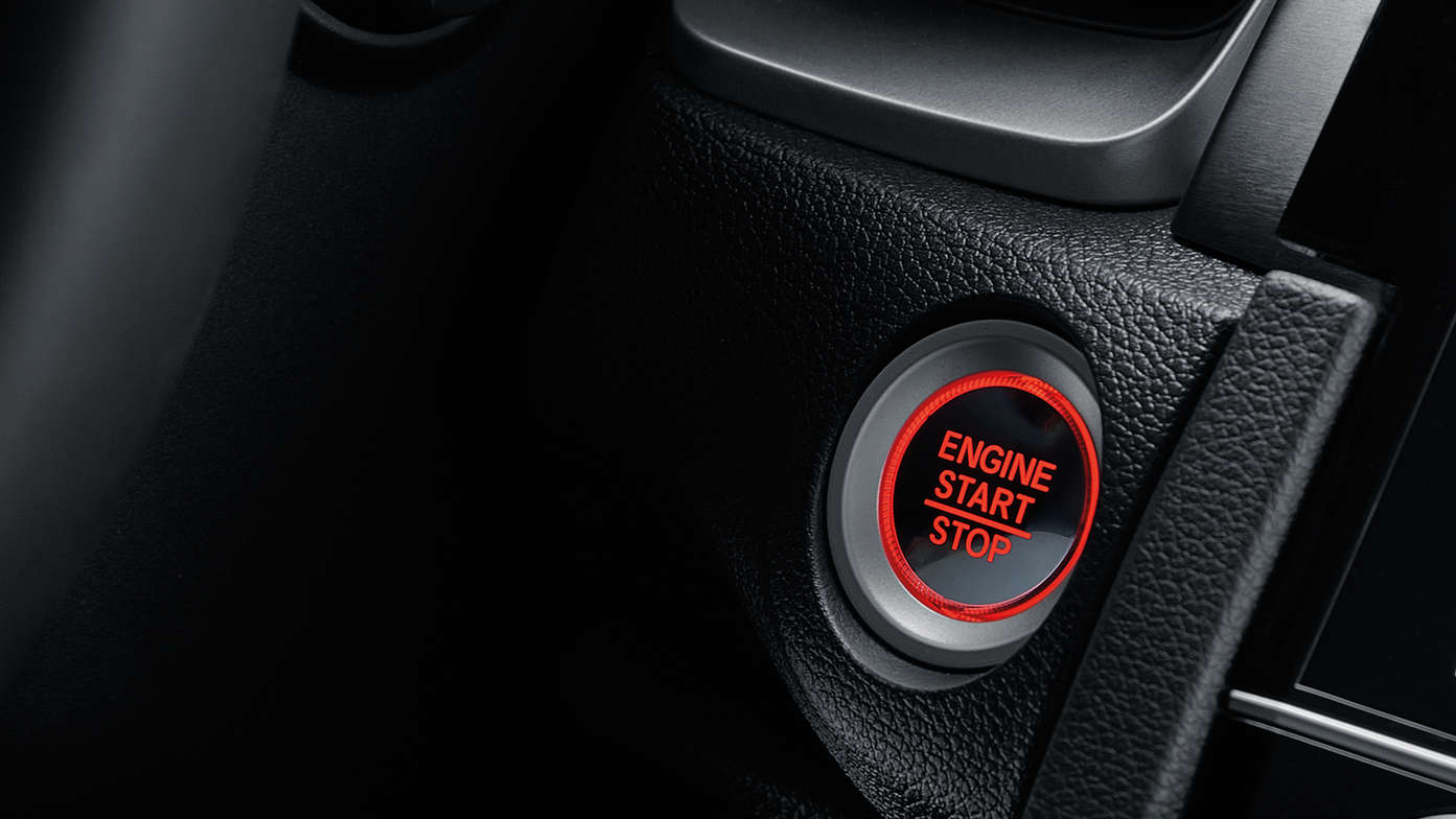Zbliżenie na przycisk uruchamiania silnika Hondy Civic 4D.