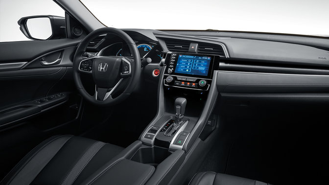 Zbliżenie na automatyczną skrzynię biegów Hondy Civic 4D.