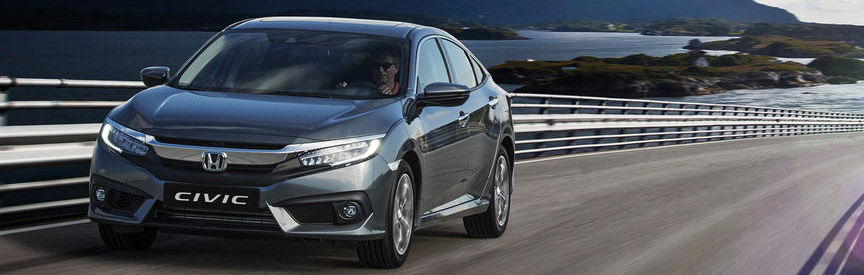 Civic Hatchback — widok z zewnątrz, z przedniego profilu, na drodze.