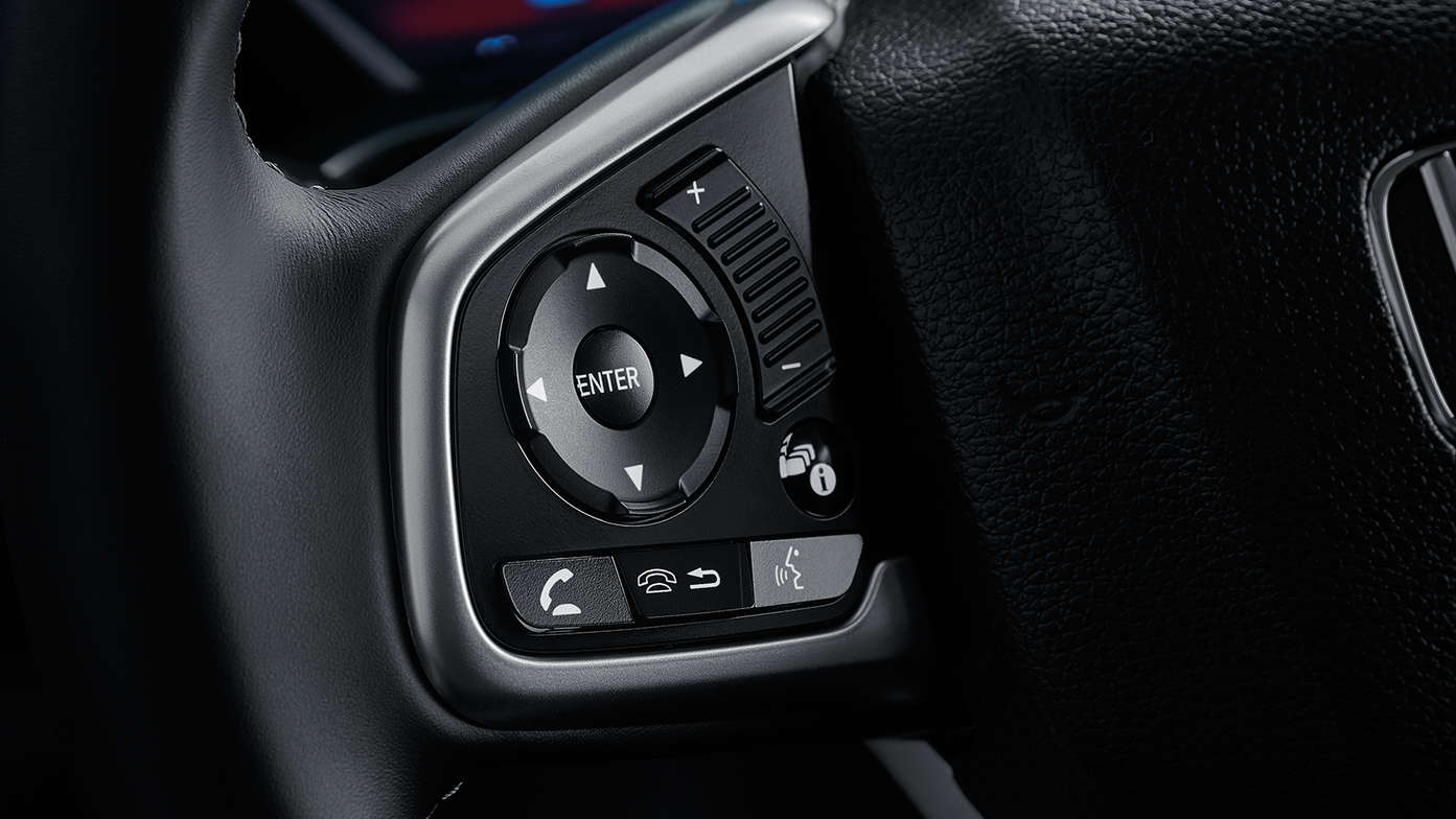 Zbliżenie wyświetlacza informacji dla kierowcy w Hondzie Civic 4D.