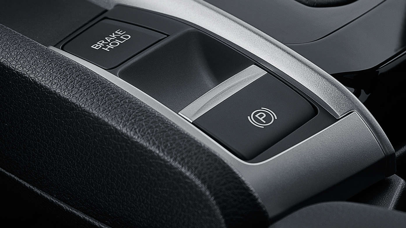 Zbliżenie przycisku automatycznego hamulca Hondy Civic 4D.
