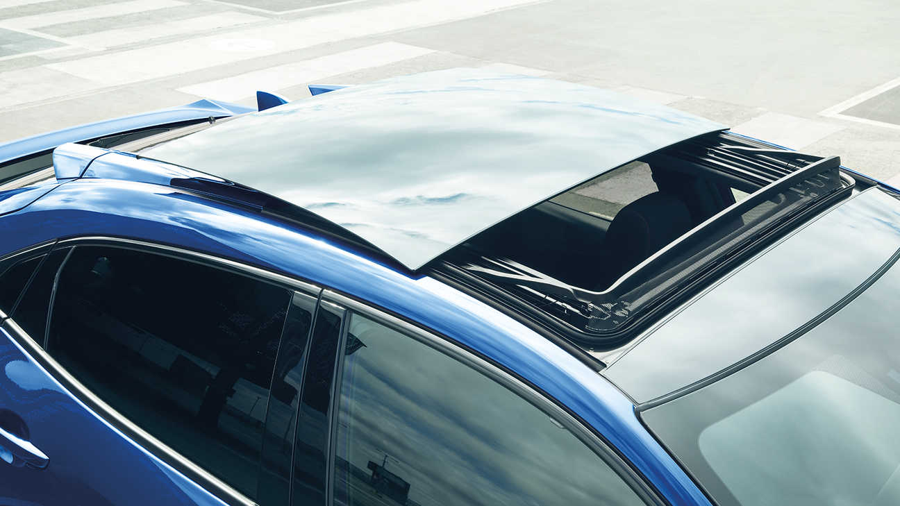 Honda Civic z otwieranym dachem szklanym.