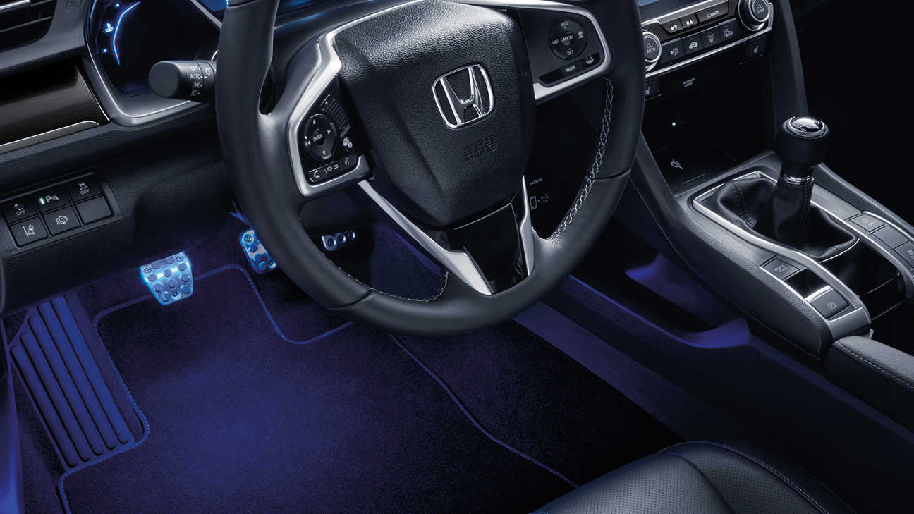 Honda Civic 5D — widok z przodu przedstawiający wnętrze samochodu z akcesoriami z pakietu iluminacyjnego.