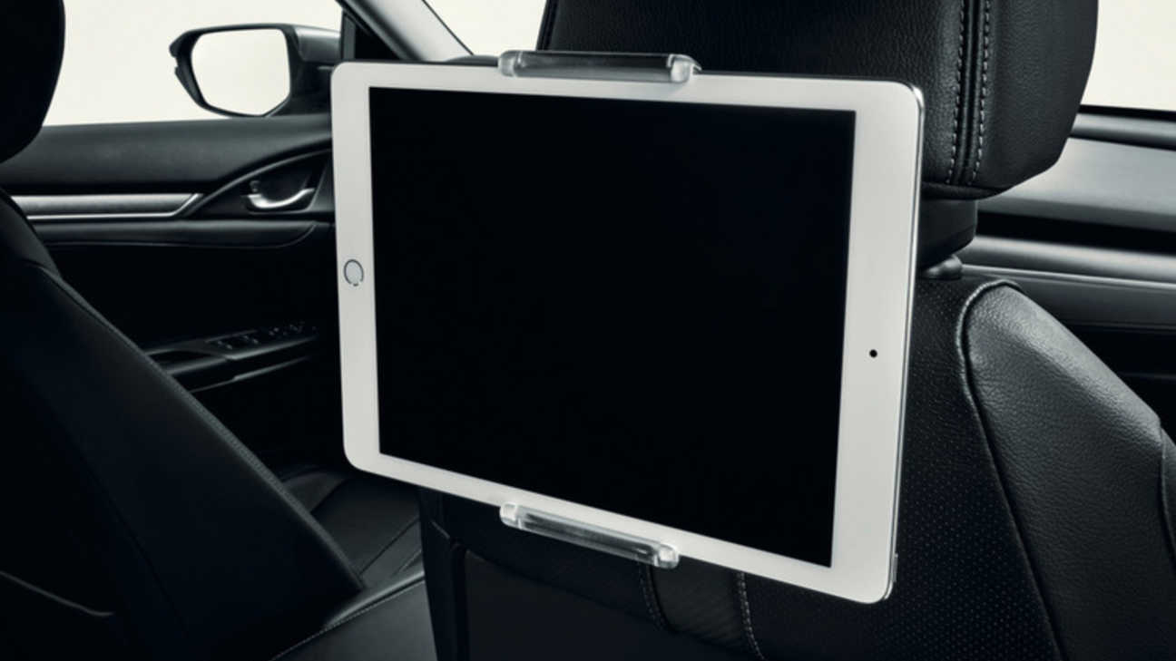 Wnętrze Hondy Civic 5D z uchwytem na tablet.