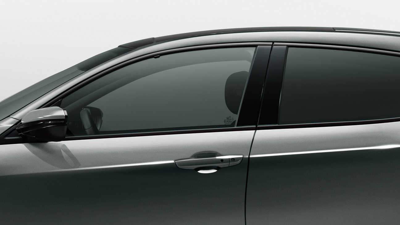 Widok z lewej strony na Hondę Civic 5D ze zbliżeniem na przednią i tylną szybę.
