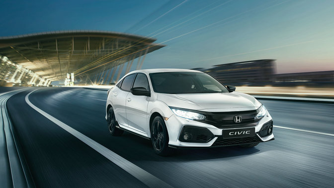 Honda Civic Dynamic jadąca przez miasto.