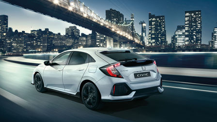 Honda Civic Dynamic jadąca przez miasto.