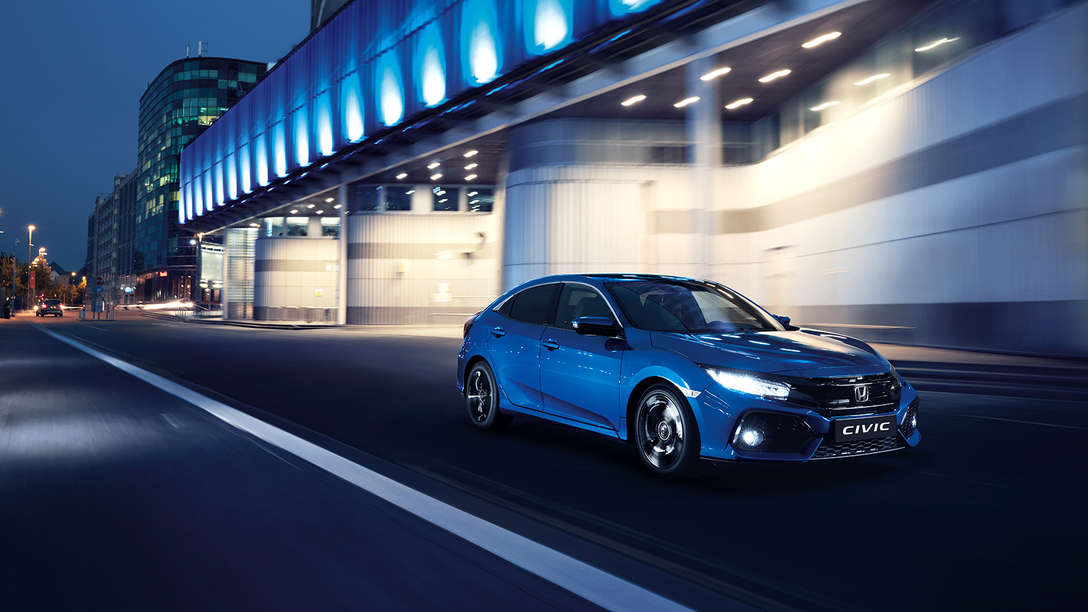 Honda Civic z przodu. Ilustracja przedstawiająca samochód w mieście w nocy.