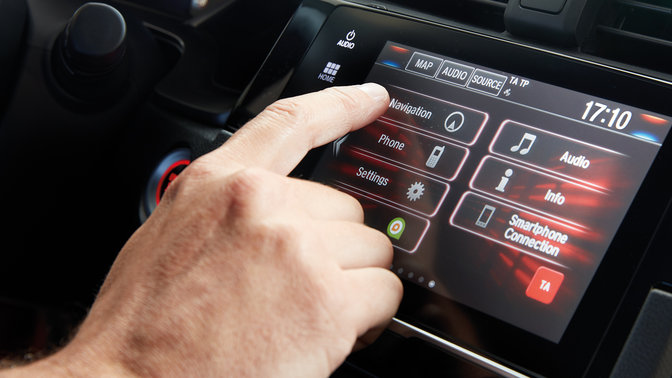 Zbliżenie systemu informacyjno-rozrywkowego Honda CONNECT z systemem nawigacji Garmin.